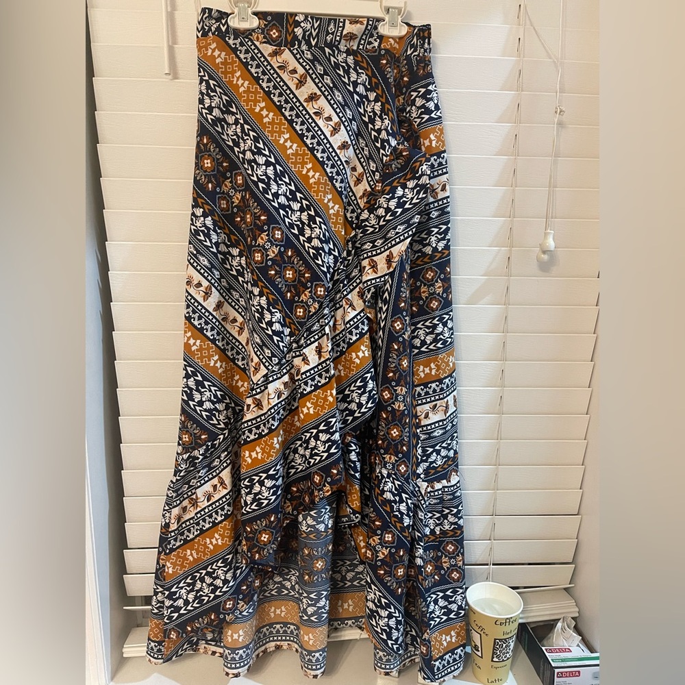 Great high low maxi skirt. Size small.
